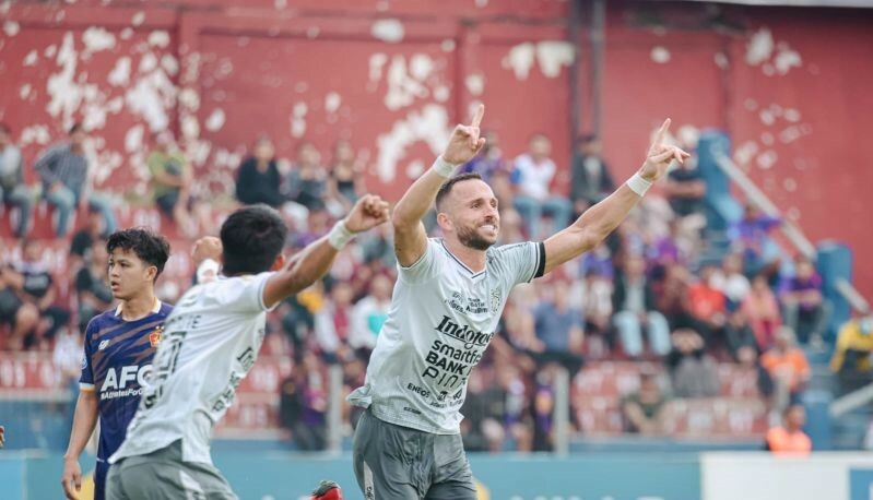 Penyerang Bali United FC Ilija Spasojevic (kanan) selebrasi selepas mencetak satu gol pada laga Bali United melawan Persik Kediri di Stadion Brawijaya, Kediri, Jawa Timur, Selasa